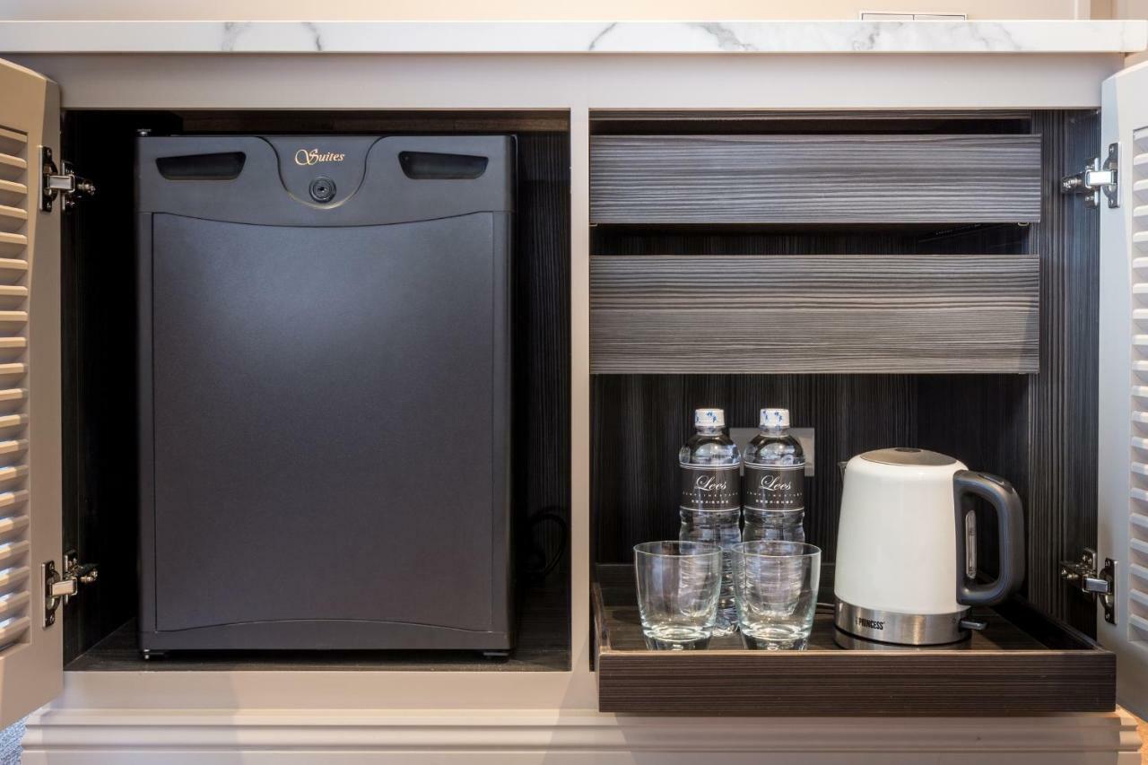 Park Lees Hotel Kaohsiung Eksteriør bilde A mini-bar in a hotel room