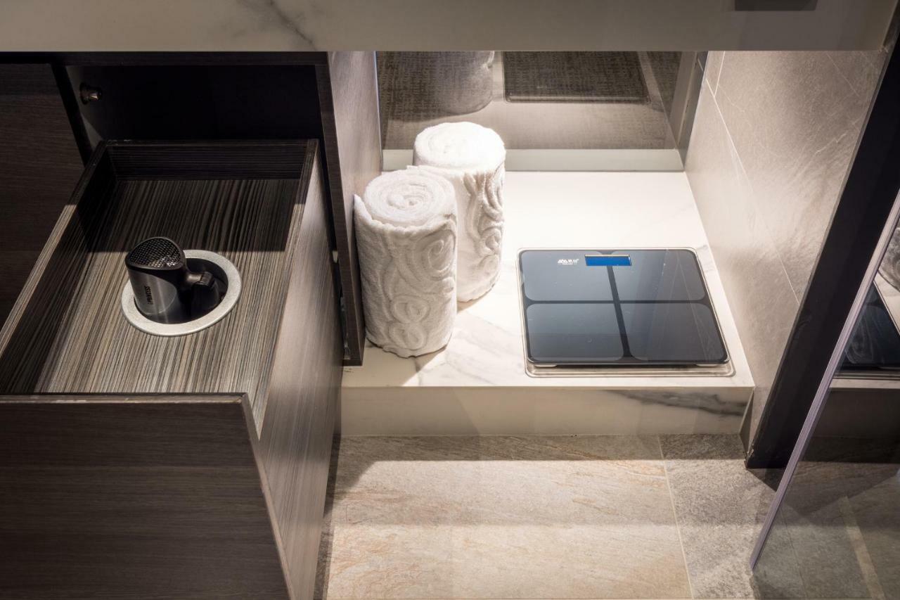 Park Lees Hotel Kaohsiung Eksteriør bilde A digital bathroom scale