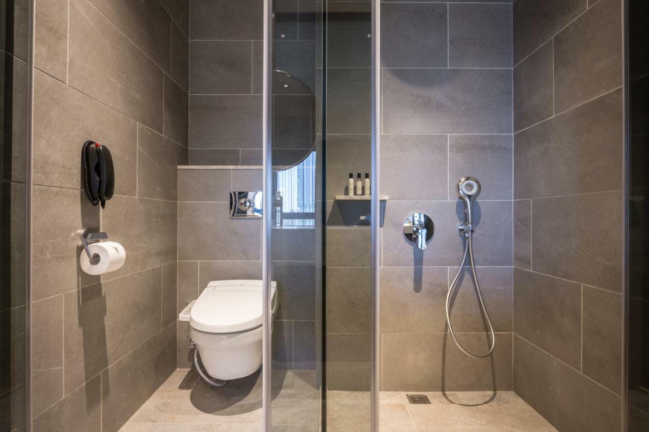 Park Lees Hotel Kaohsiung Eksteriør bilde A wet room in a hotel